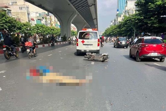 Xe máy kẹp ba tông chết người đi bộ sang đường