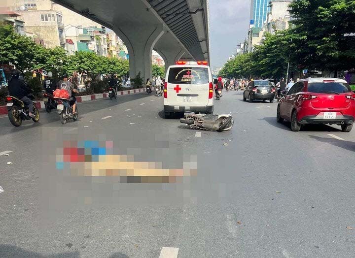 Xe máy kẹp ba tông chết người đi bộ sang đường-1