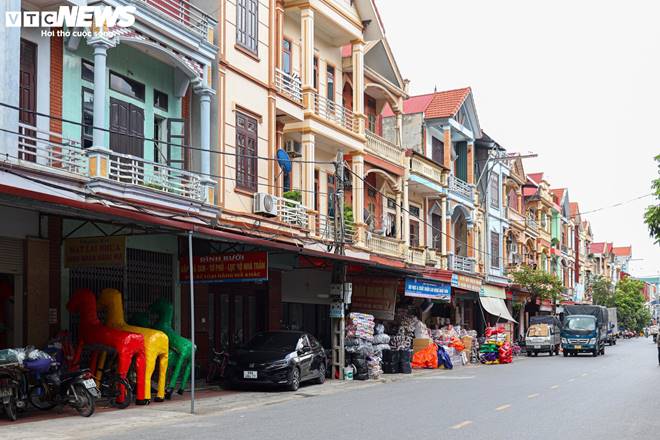 Nhà lầu, ô tô, điện thoại IPhone gấp rút sản xuất cho cõi âm kịp rằm tháng 7-1