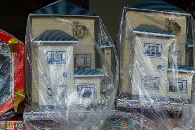 Nhà lầu, ô tô, điện thoại IPhone gấp rút sản xuất cho cõi âm kịp rằm tháng 7-13