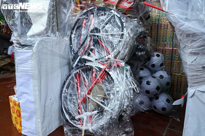 Nhà lầu, ô tô, điện thoại IPhone gấp rút sản xuất cho cõi âm kịp rằm tháng 7-15