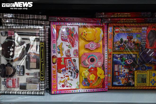 Nhà lầu, ô tô, điện thoại IPhone gấp rút sản xuất cho cõi âm kịp rằm tháng 7-17