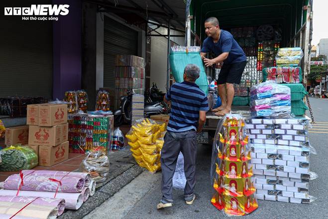 Nhà lầu, ô tô, điện thoại IPhone gấp rút sản xuất cho cõi âm kịp rằm tháng 7-20