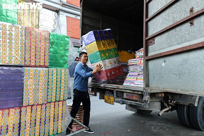 Nhà lầu, ô tô, điện thoại IPhone gấp rút sản xuất cho cõi âm kịp rằm tháng 7-3