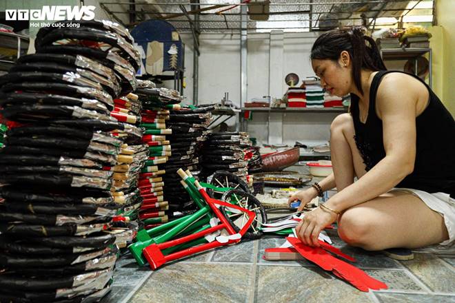 Nhà lầu, ô tô, điện thoại IPhone gấp rút sản xuất cho cõi âm kịp rằm tháng 7-7