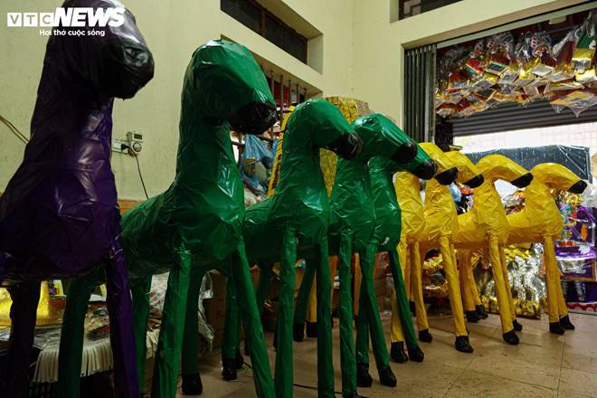 Nhà lầu, ô tô, điện thoại IPhone gấp rút sản xuất cho cõi âm kịp rằm tháng 7-8