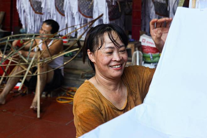 Nhà lầu, ô tô, điện thoại IPhone gấp rút sản xuất cho cõi âm kịp rằm tháng 7-9