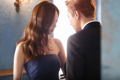 Vợ chết lặng phát hiện chồng 'tâm tình' cùng cô giúp việc trẻ khéo đủ đường 'chiều ông chủ'