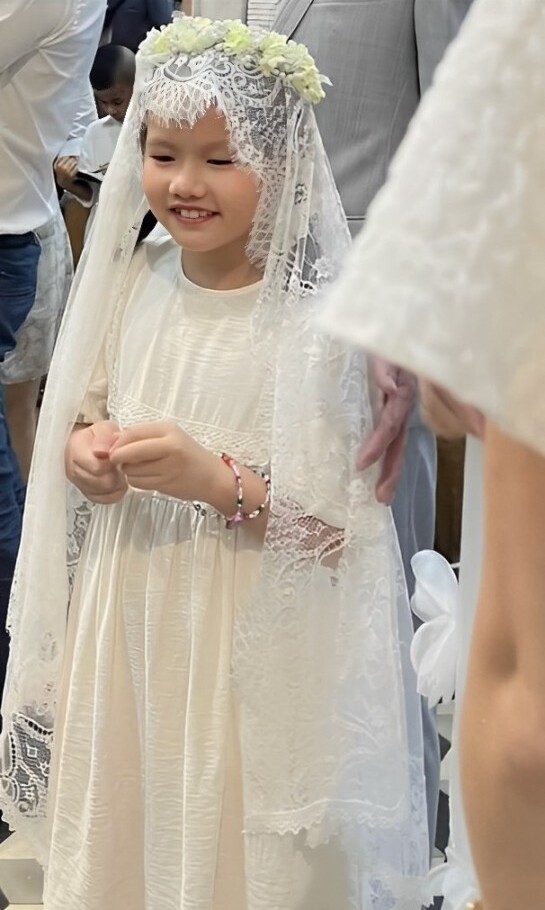 Con gái Phan Như Thảo xinh đẹp như thiên thần trong lễ rửa tội, tự quyết định vào đạo của bố đại gia-1