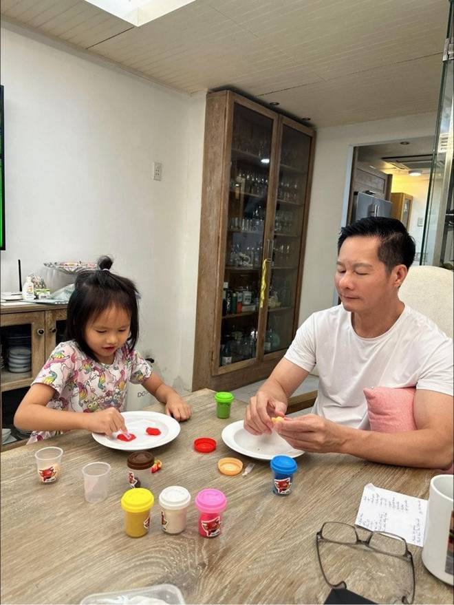 Con gái Phan Như Thảo xinh đẹp như thiên thần trong lễ rửa tội, tự quyết định vào đạo của bố đại gia-6