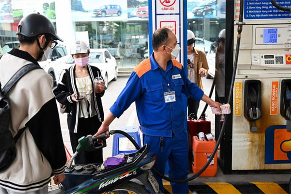 Giá xăng giảm mạnh, RON 95 xuống dưới 22.000 đồng/lít-1