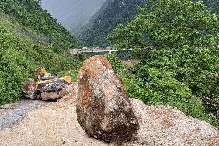 Đá lăn đè chết tài xế máy xúc ở Lai Châu-1