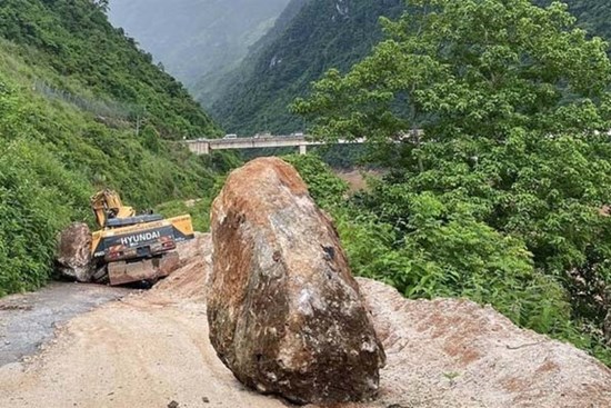Đá lăn đè chết tài xế máy xúc ở Lai Châu