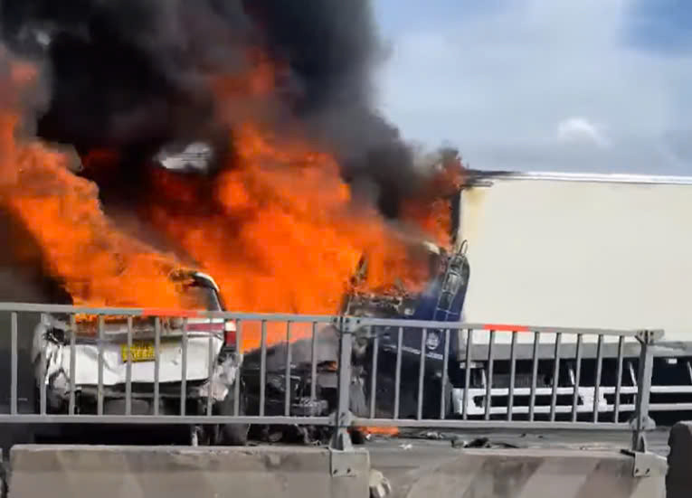 Tông xe liên hoàn dưới chân cầu Phú Mỹ, 3 ô tô cháy ngùn ngụt-1