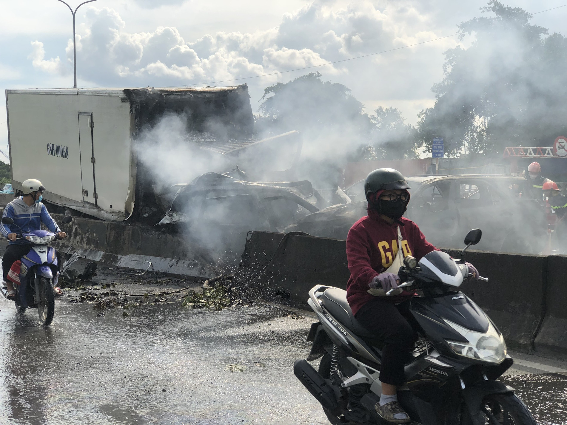 Tông xe liên hoàn dưới chân cầu Phú Mỹ, 3 ô tô cháy ngùn ngụt-2