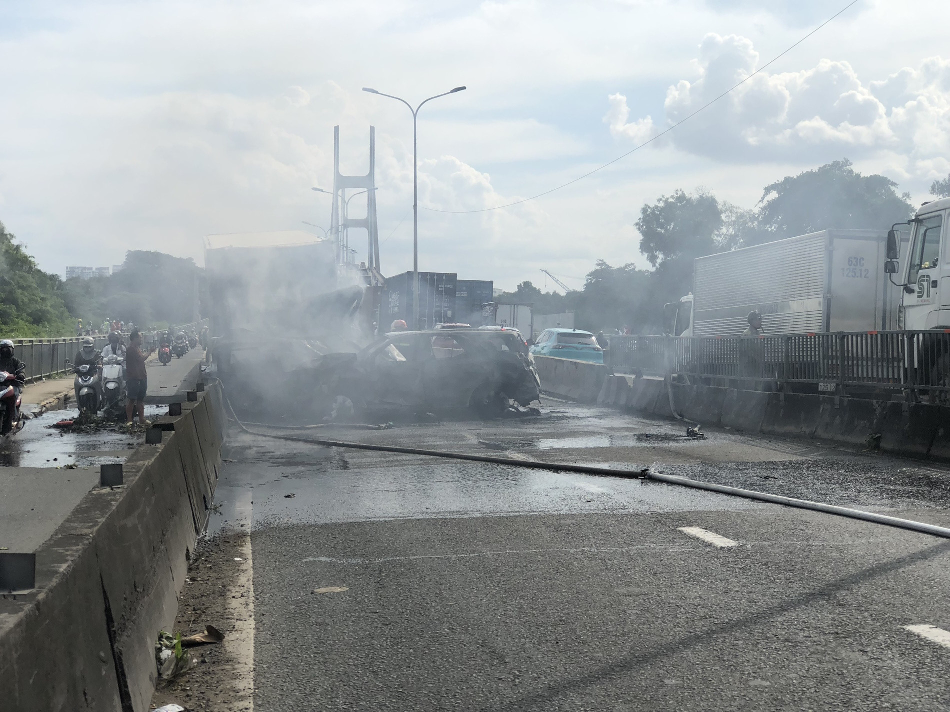 Tông xe liên hoàn dưới chân cầu Phú Mỹ, 3 ô tô cháy ngùn ngụt-3