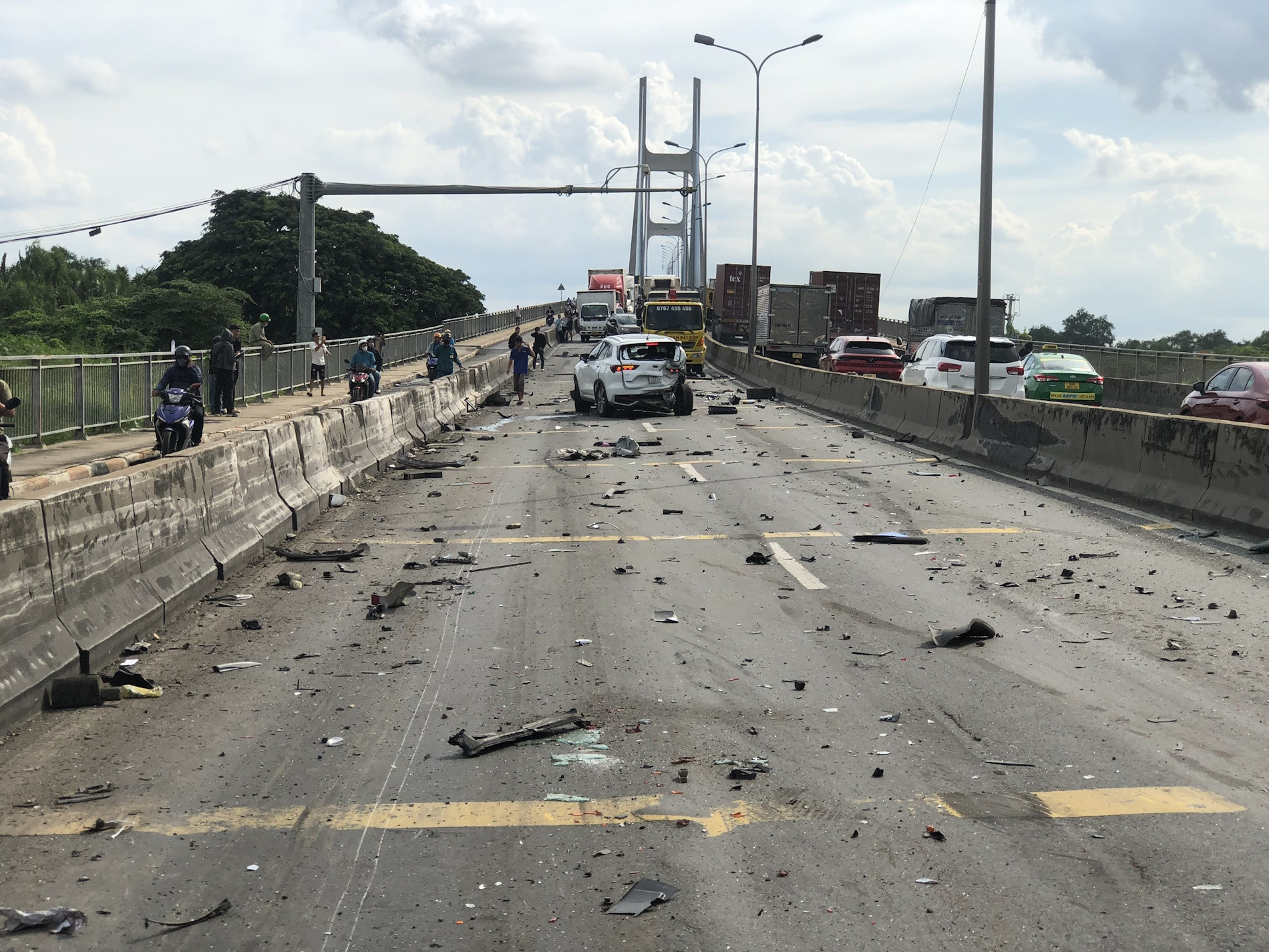 Tông xe liên hoàn dưới chân cầu Phú Mỹ, 3 ô tô cháy ngùn ngụt-4