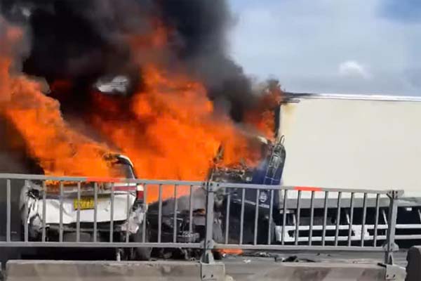 Khoảnh khắc xe tải tông liên hoàn 7 ô tô rồi bốc cháy ở dốc cầu Phú Mỹ-6