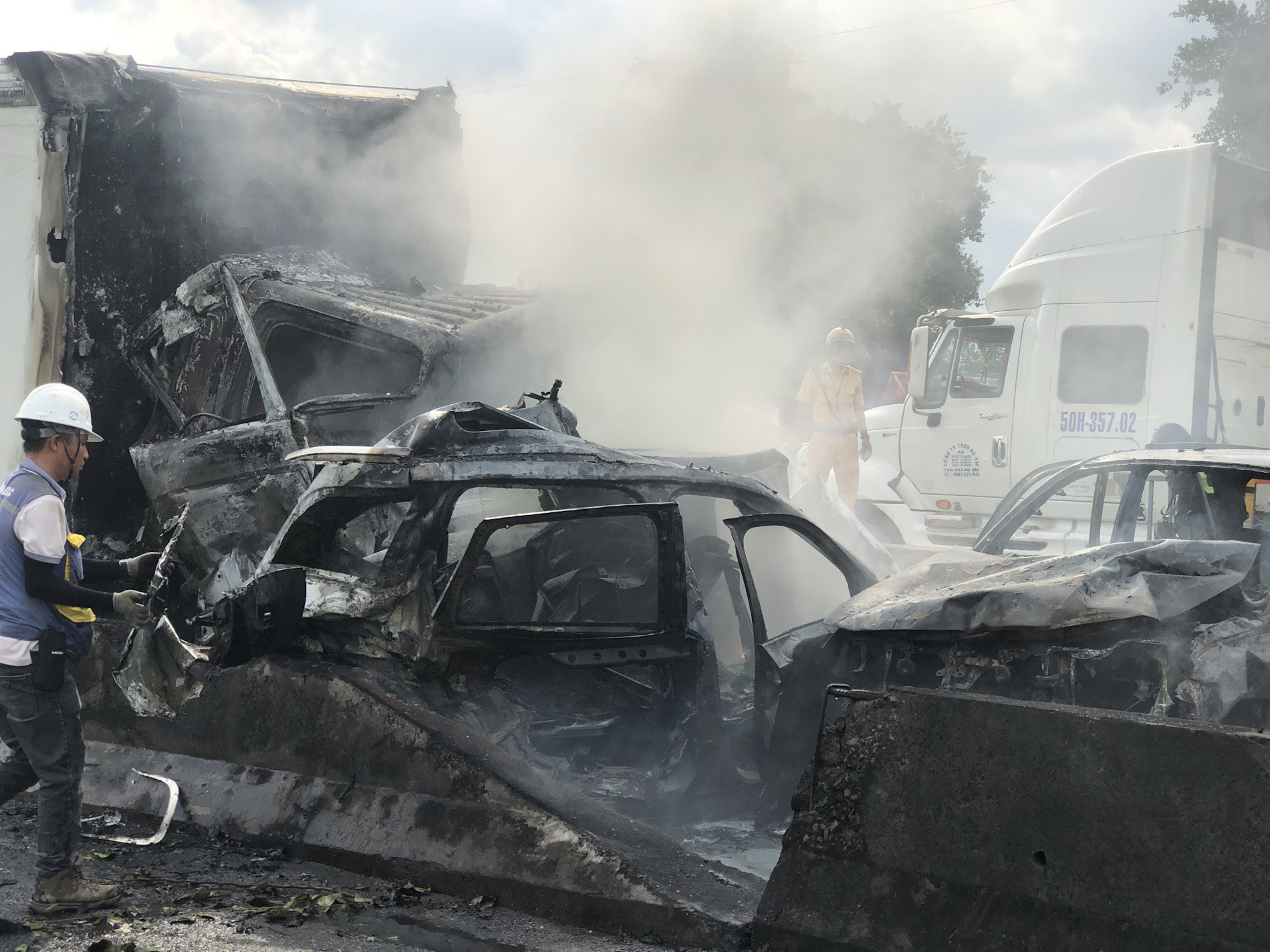 Tông xe liên hoàn dưới chân cầu Phú Mỹ, 3 ô tô cháy ngùn ngụt-5