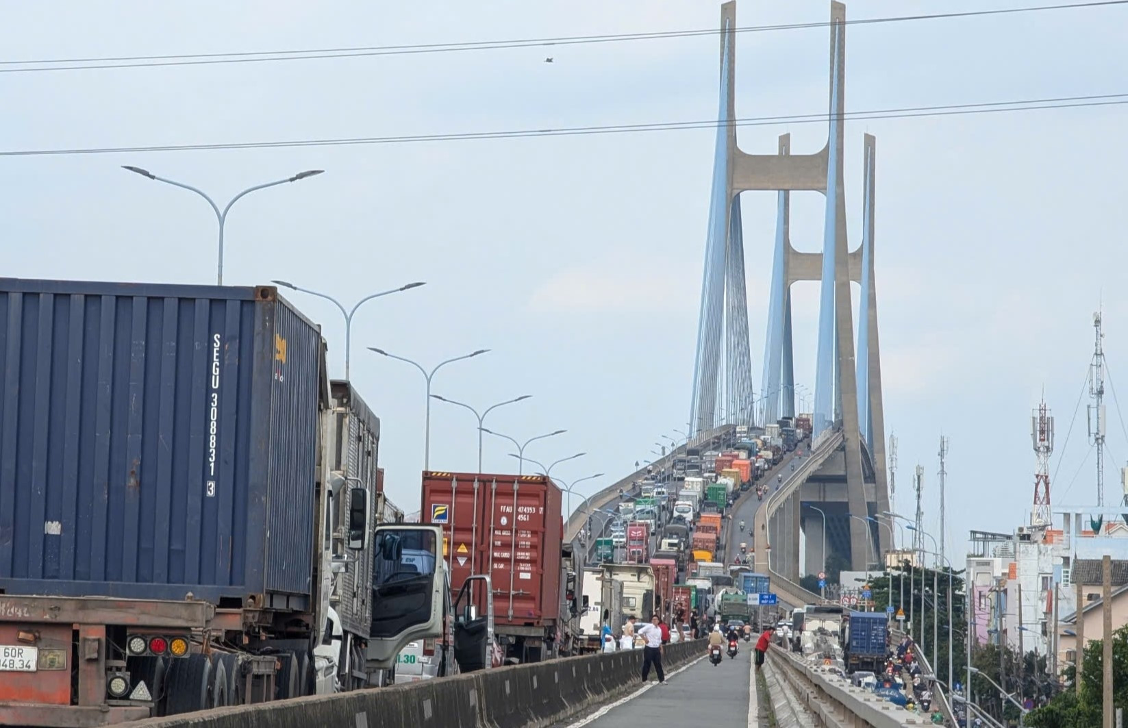 Tông xe liên hoàn dưới chân cầu Phú Mỹ, 3 ô tô cháy ngùn ngụt-7