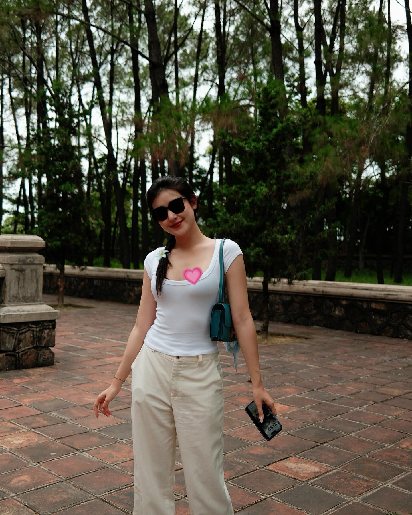 Nàng Á hậu chỉ diện trang phục màu trung tính đi du lịch mà vẫn nổi bật, ăn ảnh-1