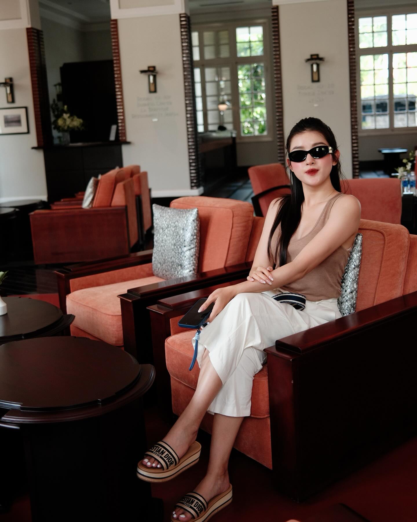 Nàng Á hậu chỉ diện trang phục màu trung tính đi du lịch mà vẫn nổi bật, ăn ảnh-2