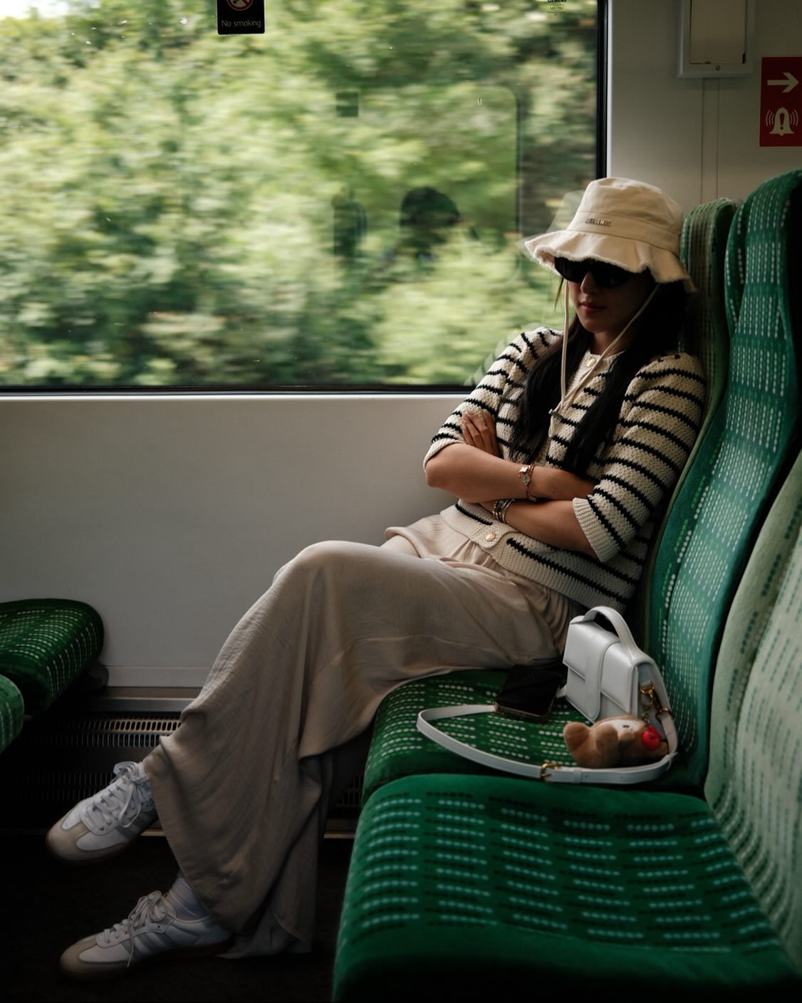 Nàng Á hậu chỉ diện trang phục màu trung tính đi du lịch mà vẫn nổi bật, ăn ảnh-3