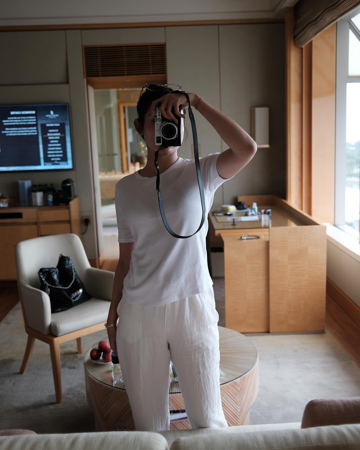 Nàng Á hậu chỉ diện trang phục màu trung tính đi du lịch mà vẫn nổi bật, ăn ảnh-6