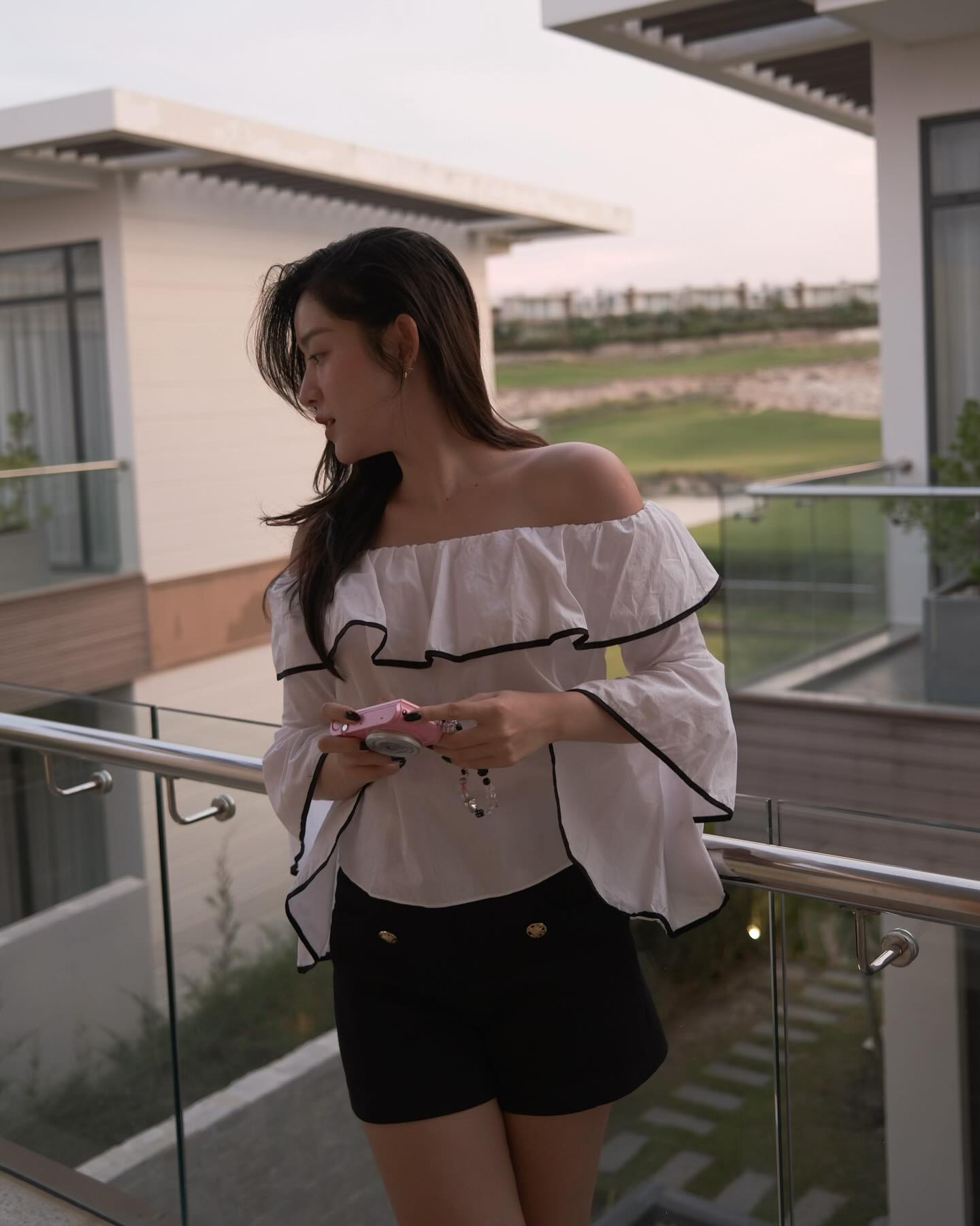 Nàng Á hậu chỉ diện trang phục màu trung tính đi du lịch mà vẫn nổi bật, ăn ảnh-7