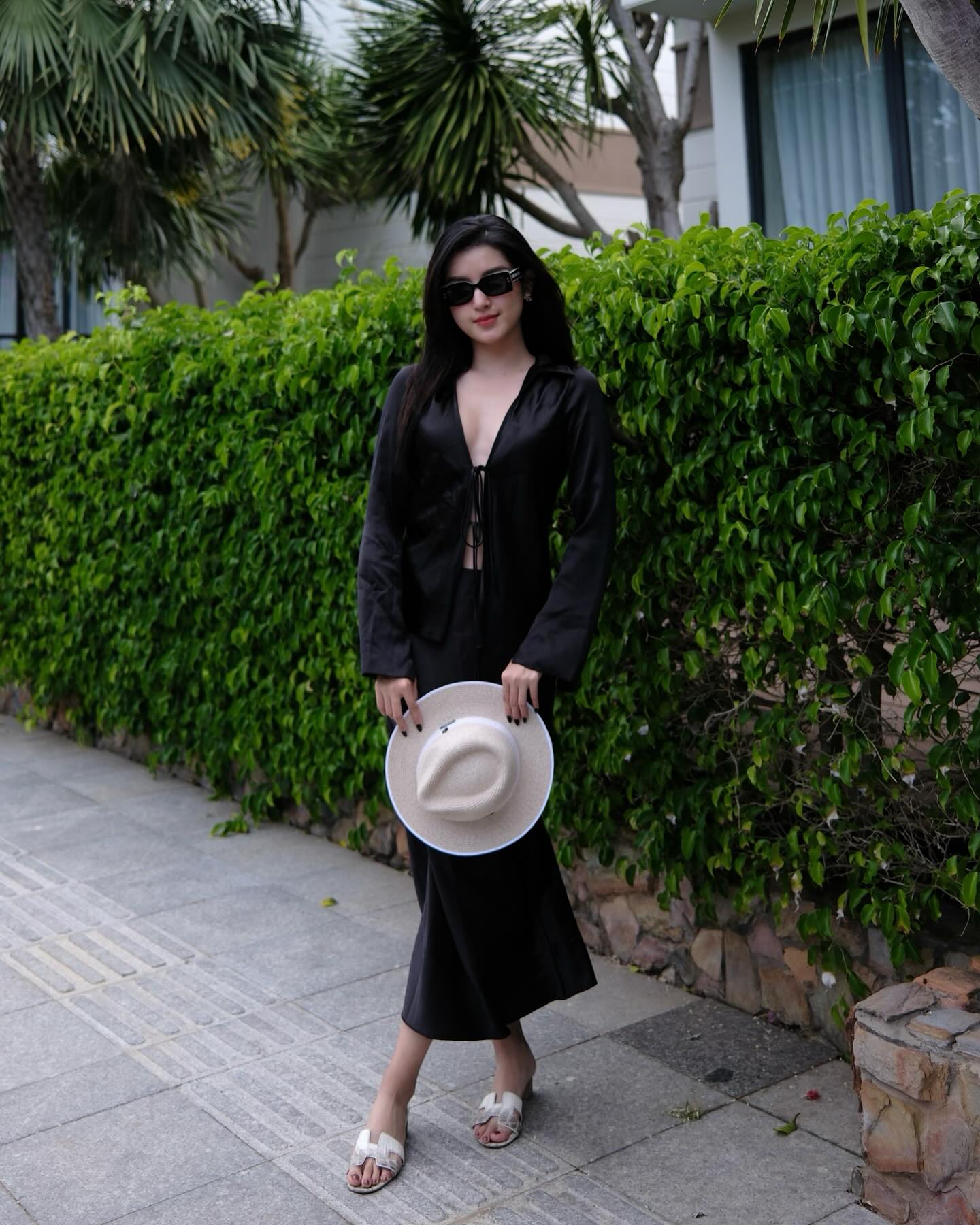 Nàng Á hậu chỉ diện trang phục màu trung tính đi du lịch mà vẫn nổi bật, ăn ảnh-8