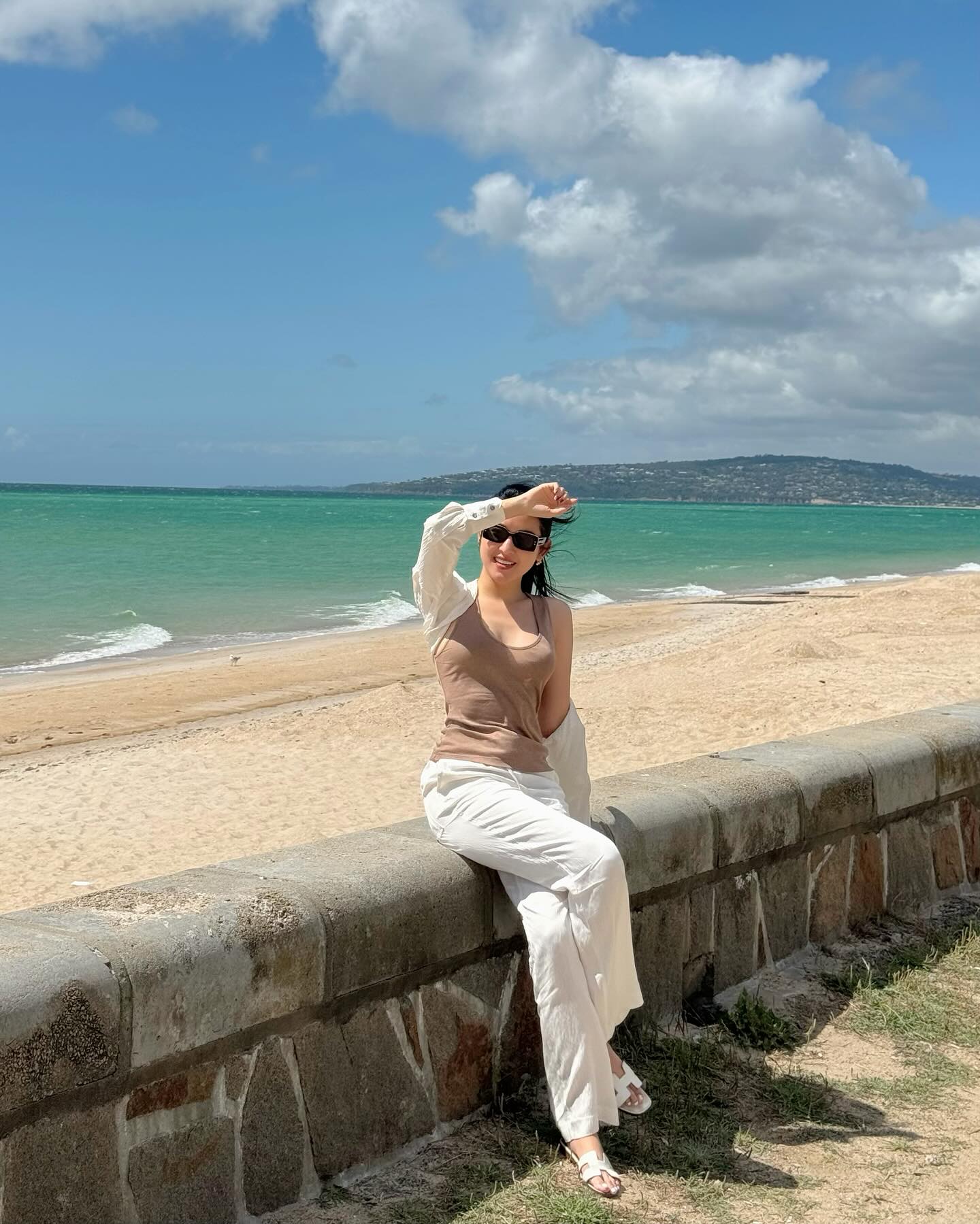 Nàng Á hậu chỉ diện trang phục màu trung tính đi du lịch mà vẫn nổi bật, ăn ảnh-9