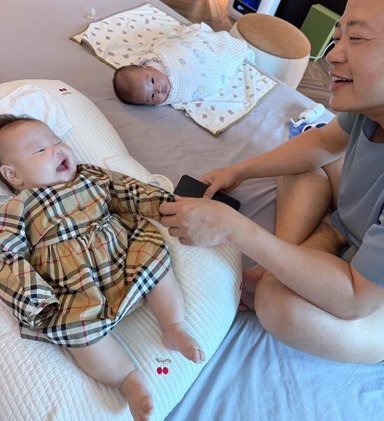 Cặp song sinh nhà Shark Bình 3 tháng tuổi mặc hàng hiệu chục triệu, Phương Oanh thừa nhận 2 con y hệt bố-1