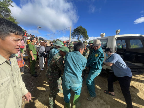 Sạt lở đất vùi lấp gia đình 3 người ở Sơn La-2