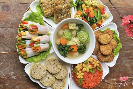 Sắp rằm tháng 7, tổng hợp những mâm cơm cúng hiện đại của các chị em ai cũng phải thốt lên khen ngợi!