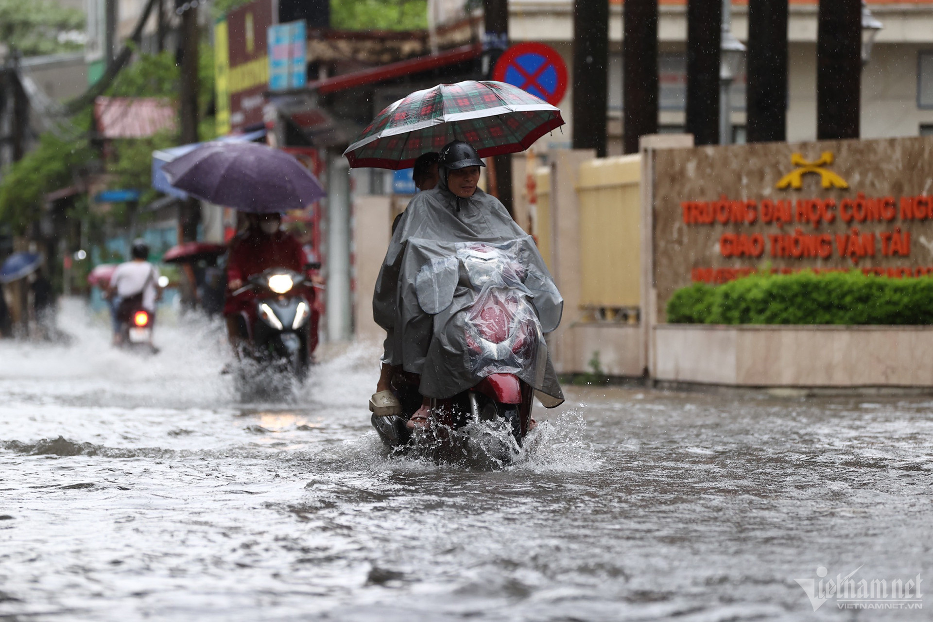 Dự báo thời tiết 11/8/2024: Bắc Bộ mưa lớn diện rộng, Trung Bộ nắng nóng-1