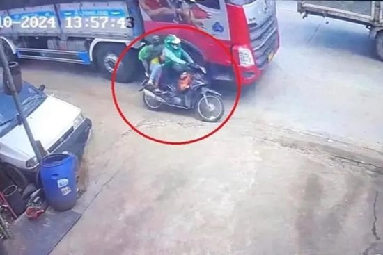 Vụ 2 mẹ con đi grab tử vong tại chỗ: Tạm giữ tài xế xe tải