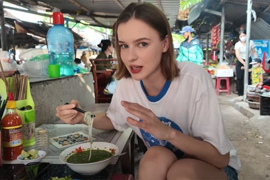 Khách Tây cầm 50.000 đồng ‘ăn sập’ loạt món ngon nức tiếng ở Phú Yên