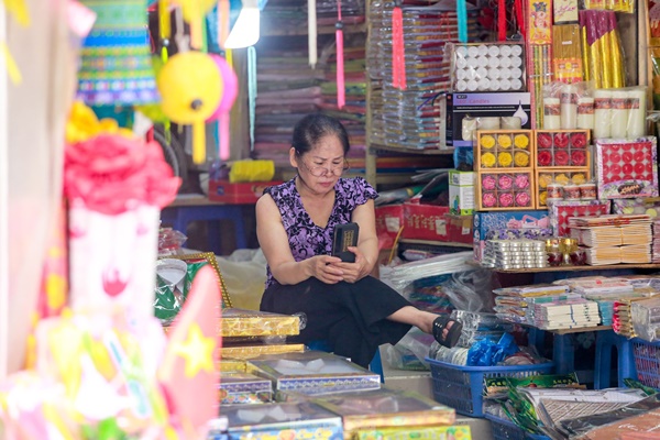 Bày la liệt nhà lầu, ô tô, hàng hiệu, phố vàng mã vẫn ế khách sát ngày rằm tháng 7-5