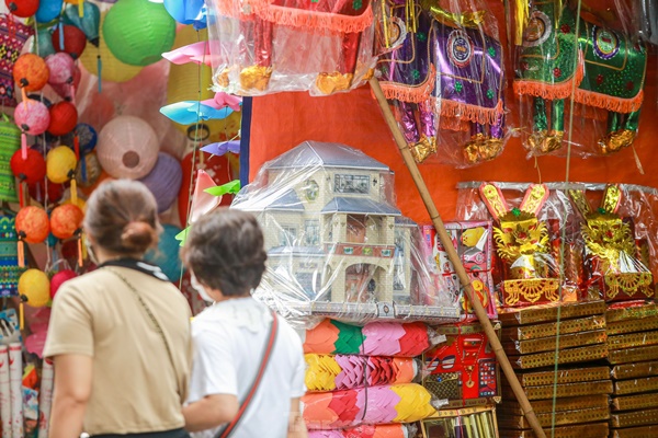 Bày la liệt nhà lầu, ô tô, hàng hiệu, phố vàng mã vẫn ế khách sát ngày rằm tháng 7-10