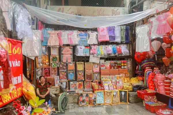 Bày la liệt nhà lầu, ô tô, hàng hiệu, phố vàng mã vẫn ế khách sát ngày rằm tháng 7-11