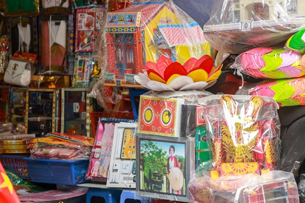 Bày la liệt nhà lầu, ô tô, hàng hiệu, phố vàng mã vẫn ế khách sát ngày rằm tháng 7-12