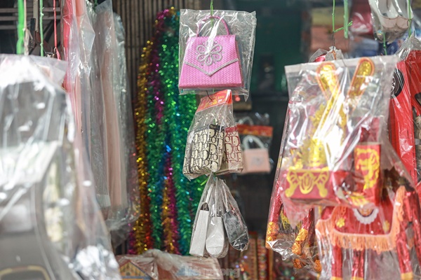 Bày la liệt nhà lầu, ô tô, hàng hiệu, phố vàng mã vẫn ế khách sát ngày rằm tháng 7-13