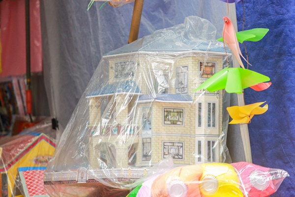 Bày la liệt nhà lầu, ô tô, hàng hiệu, phố vàng mã vẫn ế khách sát ngày rằm tháng 7-14