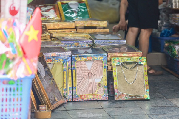 Bày la liệt nhà lầu, ô tô, hàng hiệu, phố vàng mã vẫn ế khách sát ngày rằm tháng 7-18