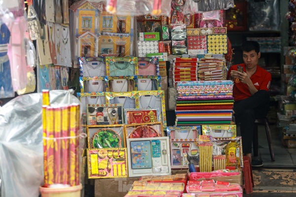 Bày la liệt nhà lầu, ô tô, hàng hiệu, phố vàng mã vẫn ế khách sát ngày rằm tháng 7-20