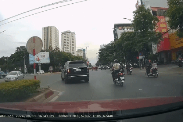 Xe sang xin rẽ trái rồi đi thẳng khiến người đi xe máy ngã sõng soài