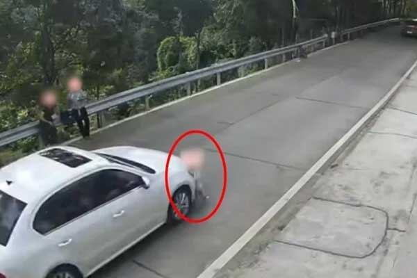 Bắt con trai 2 tuổi học băng qua đường một mình, cha mẹ hối hận cả đời-1