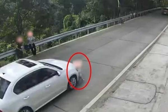 Bắt con trai 2 tuổi học băng qua đường một mình, cha mẹ hối hận cả đời