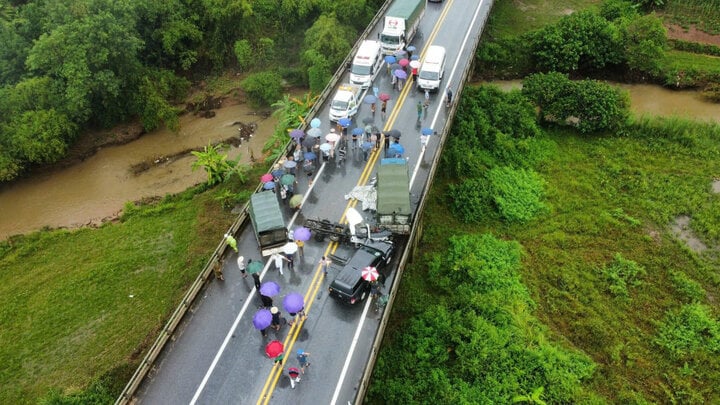 Ba ô tô tông liên hoàn trên cao tốc Nội Bài - Lào Cai, một người chết-1