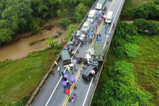 Ba ô tô tông liên hoàn trên cao tốc Nội Bài - Lào Cai, một người chết